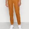 YOURTURN FESTIVE JOGGER - Pantaloni Sportivi - Gold, Unisex -Sconto YOURTURN in Italia 0e05fb62be274925a0c36b252daf0ae0