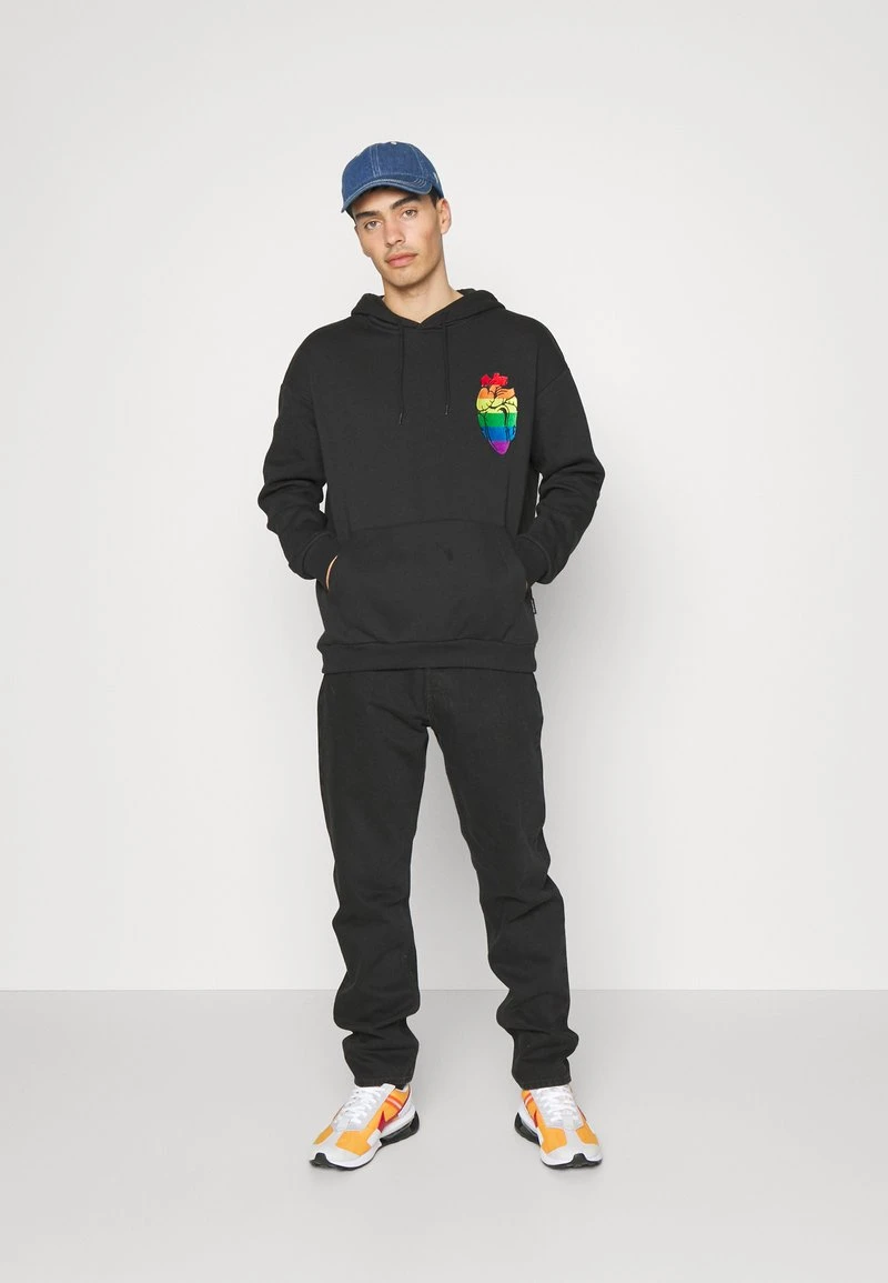 YOURTURN RAINBOW HEART HOODIE PRIDE UNISEX - Felpa Con Cappuccio - Black 4 YOURTURN RAINBOW HEART HOODIE PRIDE UNISEX - Felpa Con Cappuccio - Black - immagine 2