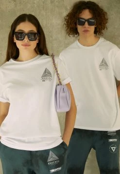 YOURTURN GRAPHIC TEE WINCENT WEISS UNISEX - T-shirt Con Stampa - White 12 YOURTURN GRAPHIC TEE WINCENT WEISS UNISEX - T-shirt Con Stampa - White -Sconto YOURTURN in Italia 358ecc7e27554894a374959a4bc4f29a