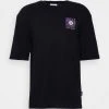 YOURTURN UNISEX - T-shirt Con Stampa - Black 1 YOURTURN UNISEX - T-shirt Con Stampa - Black -Sconto YOURTURN in Italia 5c93f1a8bf034520923f713bb576f0ac