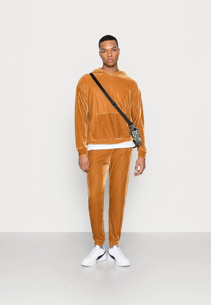 YOURTURN FESTIVE HOODIE UNISEX - Felpa Con Cappuccio - Gold 4 YOURTURN FESTIVE HOODIE UNISEX - Felpa Con Cappuccio - Gold - immagine 2