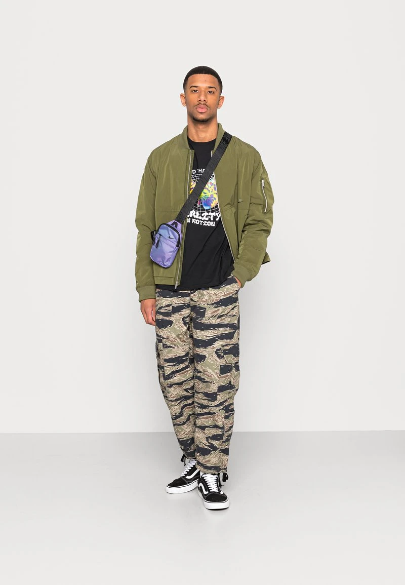 YOURTURN REALITY MOTION GRAPHIC T-SHIRT UNISEX - T-shirt Con Stampa - Black 4 YOURTURN REALITY MOTION GRAPHIC T-SHIRT UNISEX - T-shirt Con Stampa - Black - immagine 2