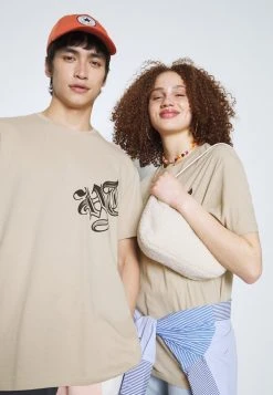 YOURTURN GRAPHIC TEE UNISEX - T-shirt Con Stampa - Tan 11 YOURTURN GRAPHIC TEE UNISEX - T-shirt Con Stampa - Tan -Sconto YOURTURN in Italia aaf861d774324b039a1445d3b0b3542f