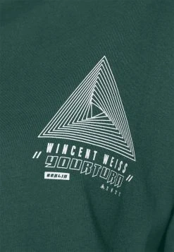 YOURTURN GRAPHIC TEE WINCENT WEISS UNISEX - T-shirt Con Stampa - Dark Green 15 YOURTURN GRAPHIC TEE WINCENT WEISS UNISEX - T-shirt Con Stampa - Dark Green -Sconto YOURTURN in Italia ae5c8a06470345ee8d231c52d370d398