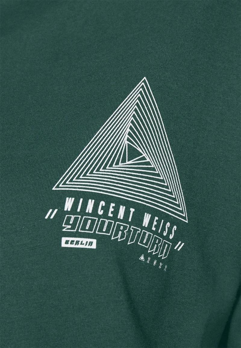 YOURTURN GRAPHIC TEE WINCENT WEISS UNISEX - T-shirt Con Stampa - Dark Green 9 YOURTURN GRAPHIC TEE WINCENT WEISS UNISEX - T-shirt Con Stampa - Dark Green - immagine 7