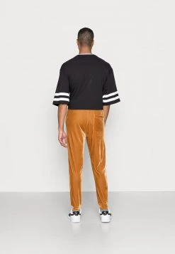 YOURTURN FESTIVE JOGGER - Pantaloni Sportivi - Gold, Unisex 9 YOURTURN FESTIVE JOGGER - Pantaloni Sportivi - Gold, Unisex -Sconto YOURTURN in Italia af26f406eeba40fba4880c6d426b3cf9