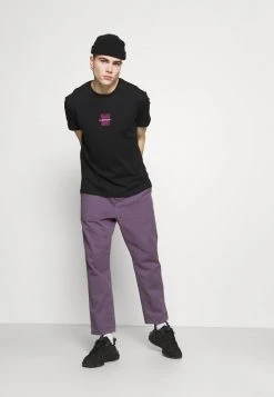 YOURTURN UNISEX - T-shirt Con Stampa - Black 10 YOURTURN UNISEX - T-shirt Con Stampa - Black -Sconto YOURTURN in Italia bf24cf34cd7a4546bdcb0e84616d4aea