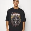 YOURTURN RAMONES TEE UNISEX - T-shirt Con Stampa - Black -Sconto YOURTURN in Italia c2f0a584c9f5410ea0972d4c3eabbae9