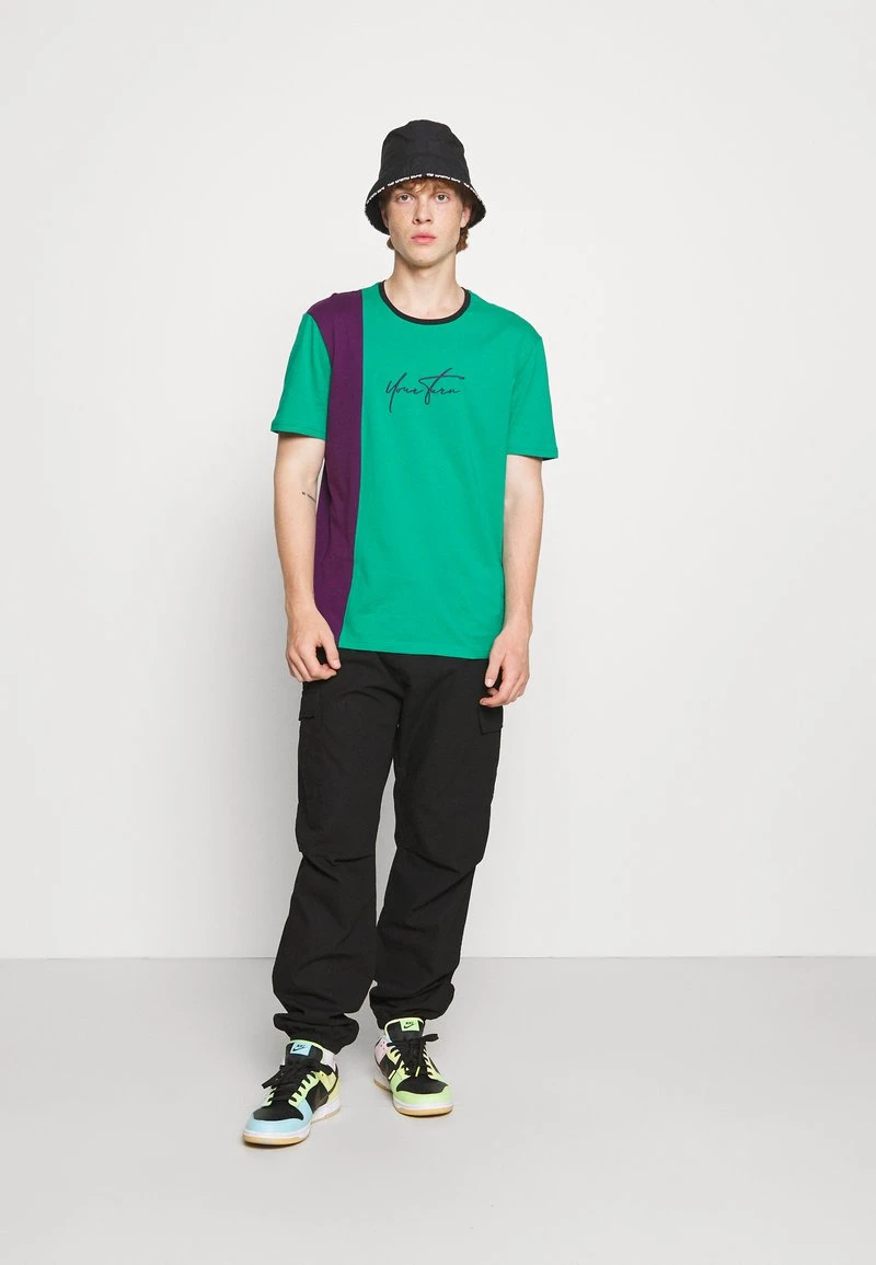 YOURTURN UNISEX - T-shirt Con Stampa - Purple/green 4 YOURTURN UNISEX - T-shirt Con Stampa - Purple/green - immagine 2