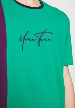 YOURTURN UNISEX - T-shirt Con Stampa - Purple/green 11 YOURTURN UNISEX - T-shirt Con Stampa - Purple/green -Sconto YOURTURN in Italia f33846cf6b754c80b1d7fd273c868a9c